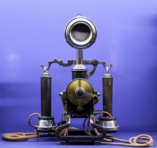 Lidé využívají ke komunikaci telefon teprve 140 let